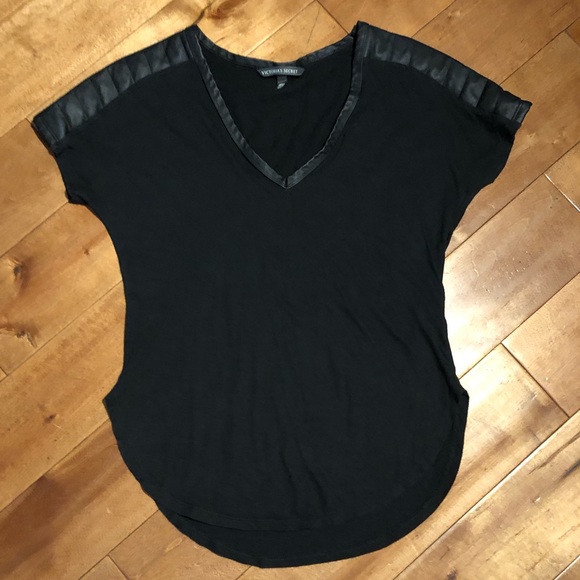 Victoria's Secret Tops - Victoria’s Secret V-neck Tee Top Size S/P